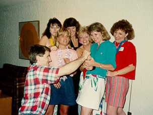 10 - Buz & Girls.jpg (10645 bytes)