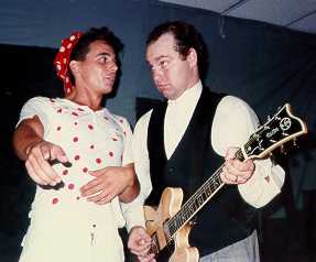 10 - Richard & Guitar Player.jpg (10065 bytes)