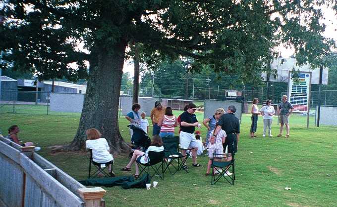 Family Picnic 2.jpg (55962 bytes)