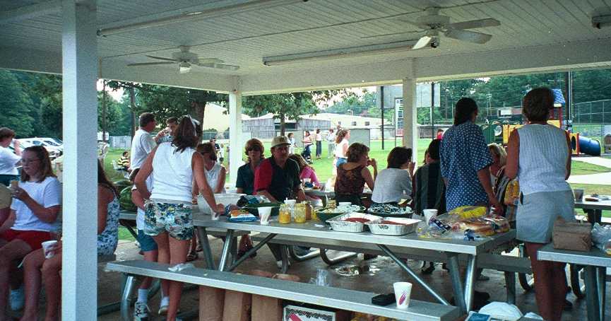 Family Picnic 3.jpg (63364 bytes)